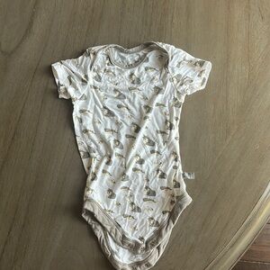 Kyte BABY Cream Bodysuit Soft Stretchy One Piece
